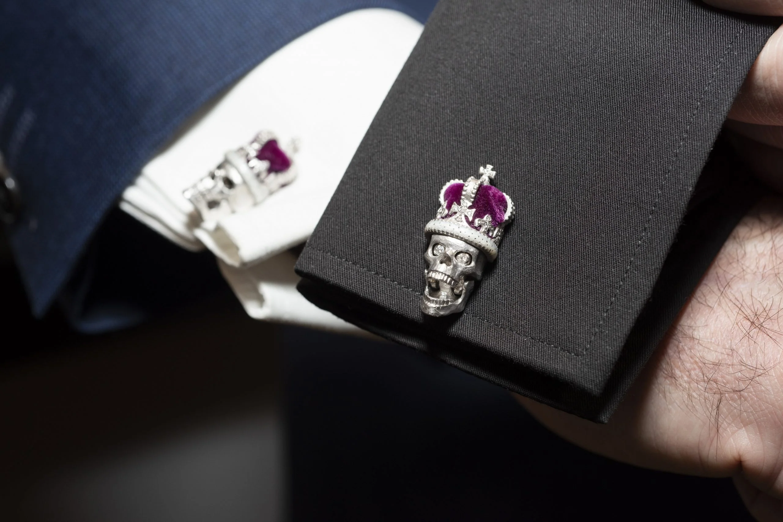 Deakin & Francis Cufflinks 18ct White Gold Skull With Purple Crown - Image 2