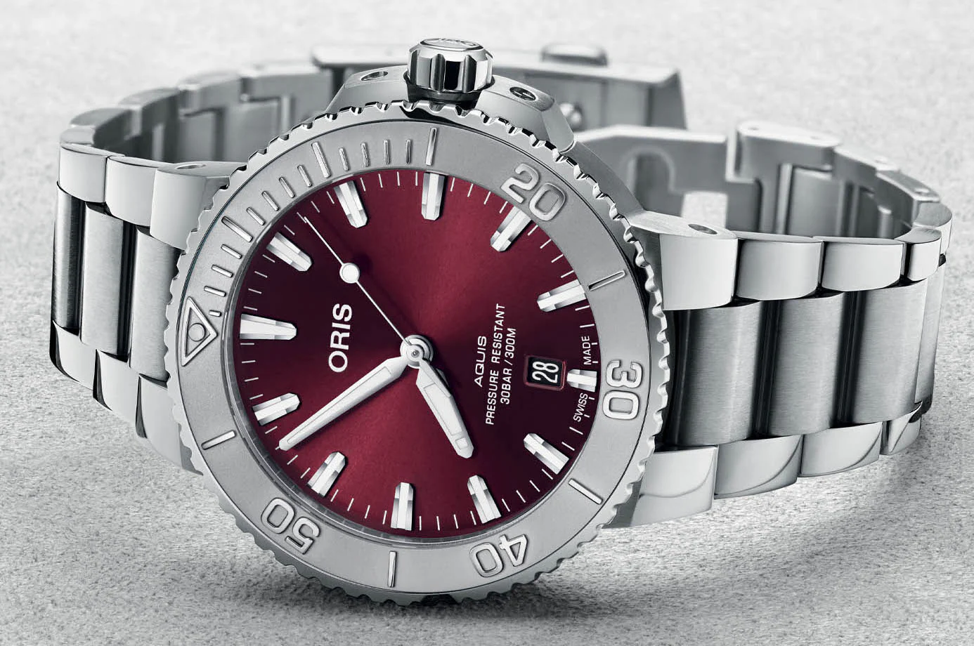 Oris Aquis Date Sunray Cherry Red 41.5 Bracelet - Image 3